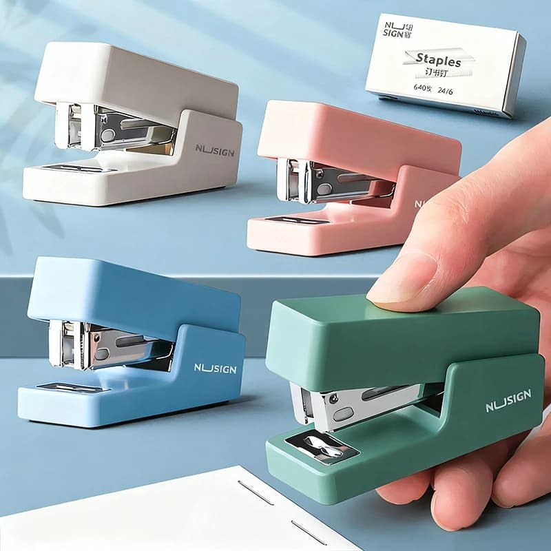 Mini cucitrice set rilegatrice portatile in carta colorata usa punti metallici forniture per ufficio di cancelleria di moda con graffette da 830 pezzi