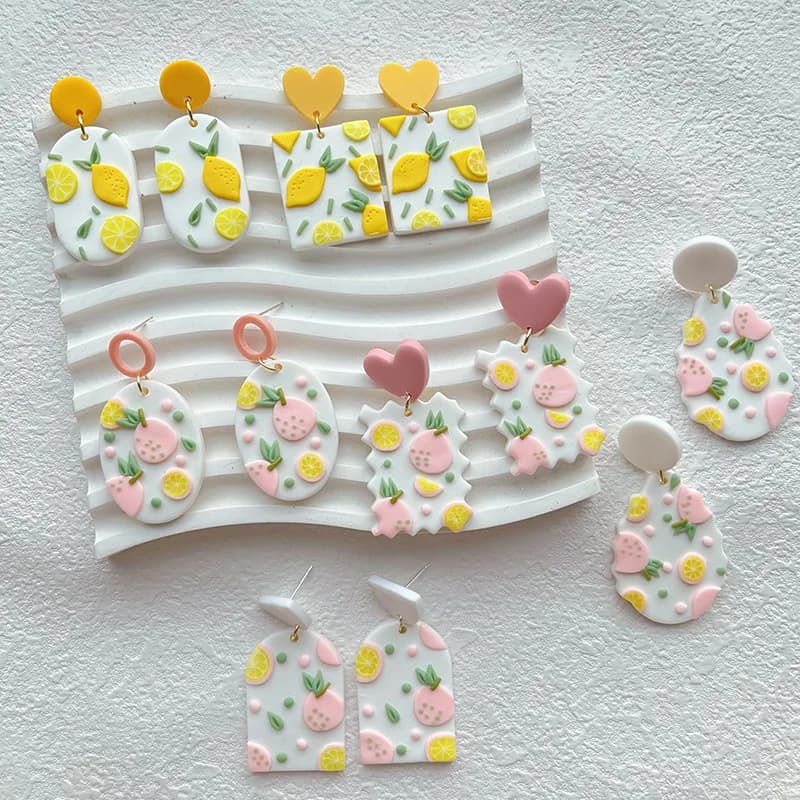 Orecchini fatti a mano in argilla polimerica con fiori da donna, limone, fragola, frutta, ceramica morbida, orecchini da ragazza, vendite dirette da donna