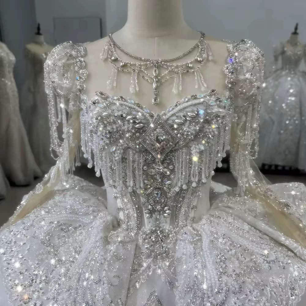 Abito da sposa a maniche lunghe con scollo a cuore, allacciatura posteriore, perline e cristalli, abito da ballo personalizzato di lusso