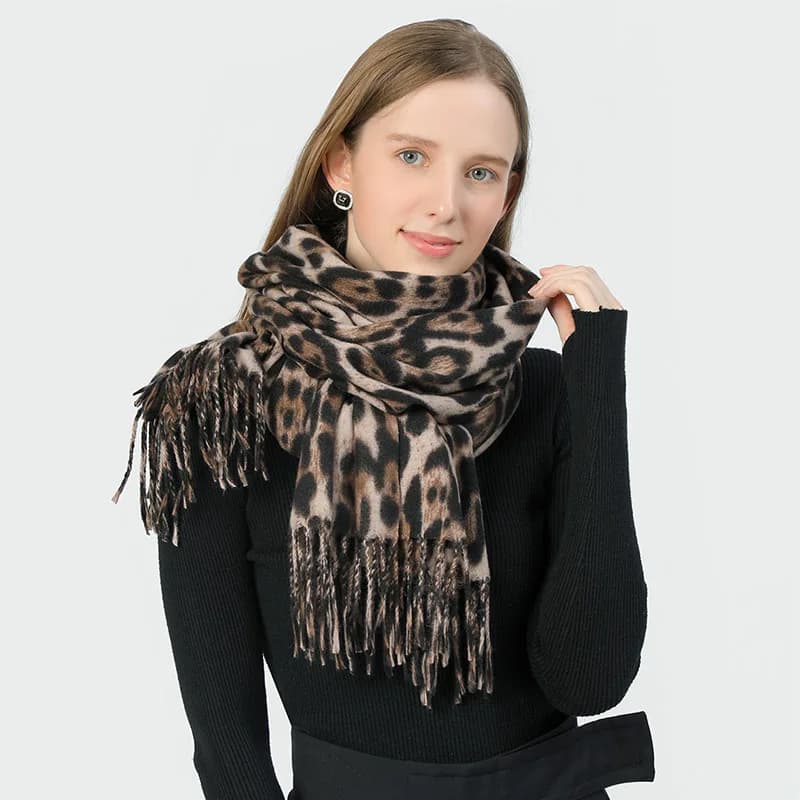 Scarf with leopard print, winter fashionable fake cashmere shawls, suitable for cold-time trips, excursions, shopping and travel clothes