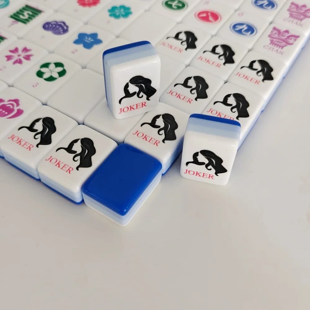 New Trending Sapphire Blue Luxury American Mahjong Set 4-Layer Acrylic Engraved Mahjong Tiles Board Game Portable Mah Jongg Sets