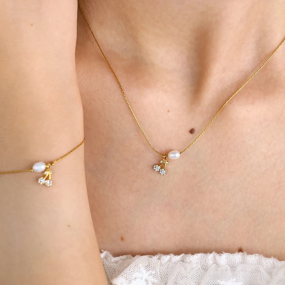 WILD & FREE Squisita collana con ciondolo in acciaio inossidabile per donna Bracciale con ciondolo in ciliegio di cristallo Gioielli alla moda placcati in oro 18 carati