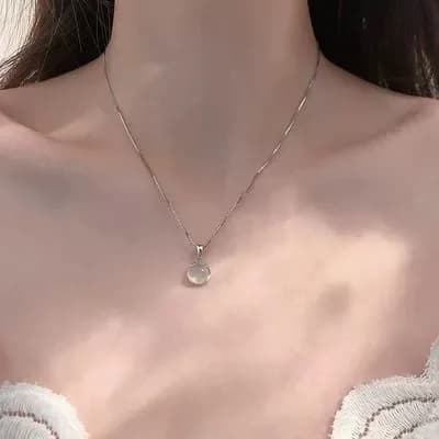 Collana con ciondolo rotondo in calcedonio, design di nicchia femminile, catena per clavicola, stile lusso leggero, eleganza raffinata.