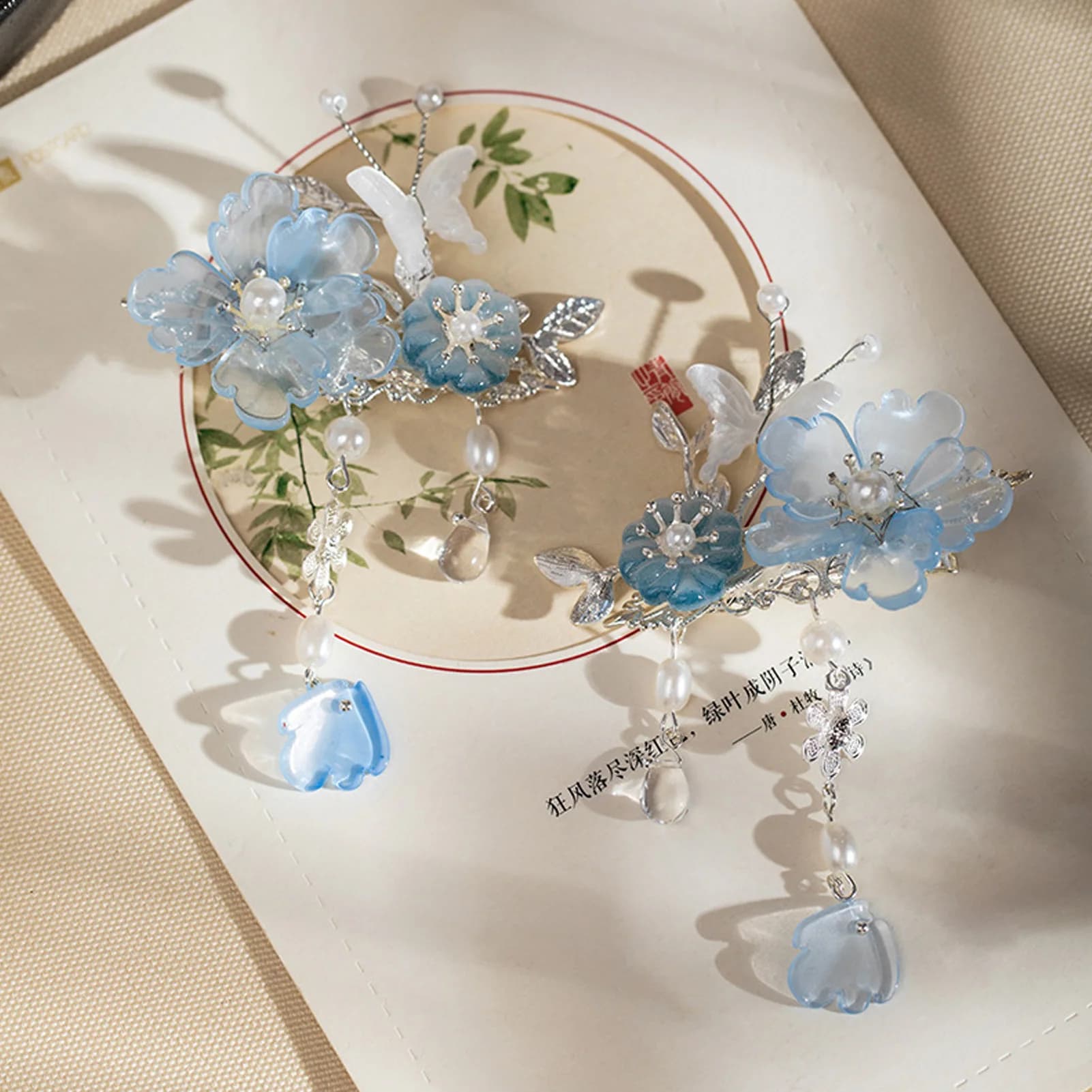 2 fermagli per capelli romantici con peonia blu, design a farfalla con fiore smaltato, fermagli laterali con nappa a perla, accessori per capelli in stile cinese Hanfu