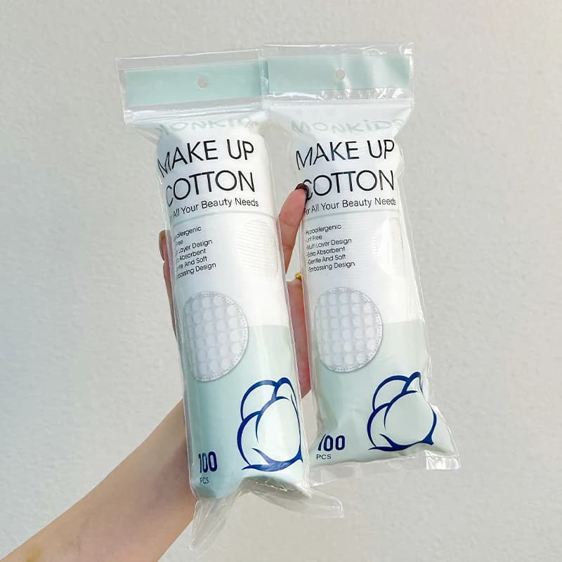 The soft and breathable round cotton ball from 100 pieces/200 pieces with double-sided structure is used for daily facial cleaning and make-up