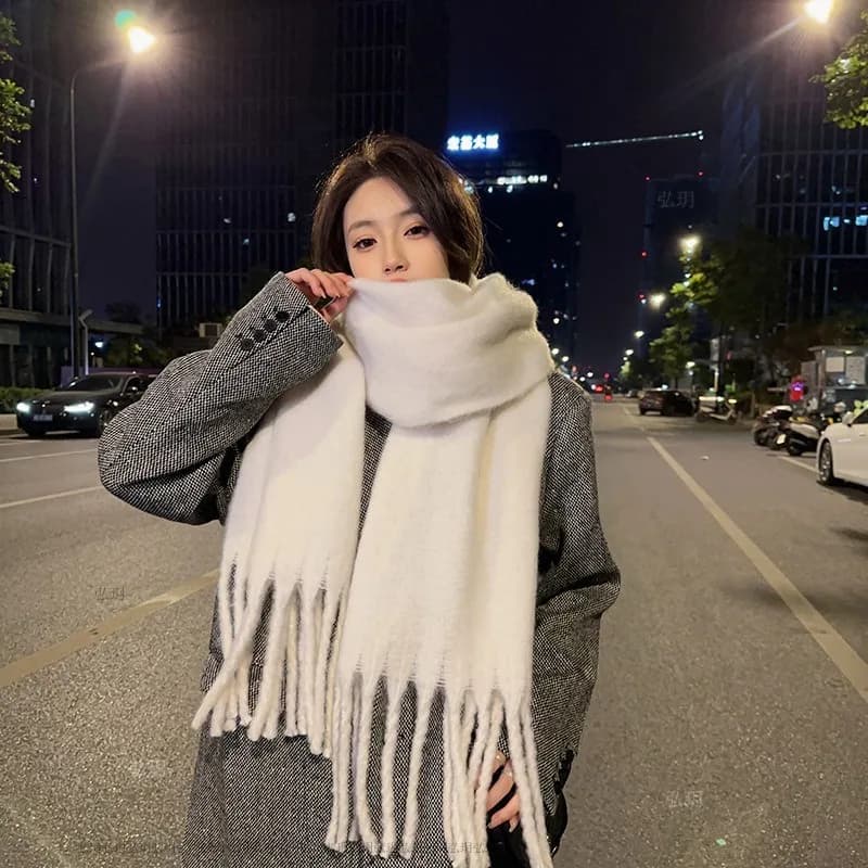Nuova sciarpa in mohair tinta unita per donna in inverno Sciarpa calda in filato spesso lavorato a maglia con nappe grossolane per abbigliamento esterno
