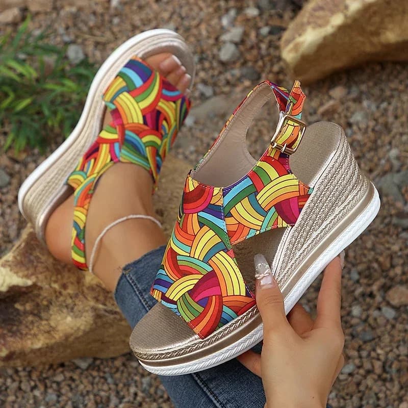 Sandali con zeppa con graffiti arcobaleno per donna Estate 2025 Sandali con plateau peep toe Donna cinturino con fibbia scarpe da spiaggia con fondo spesso