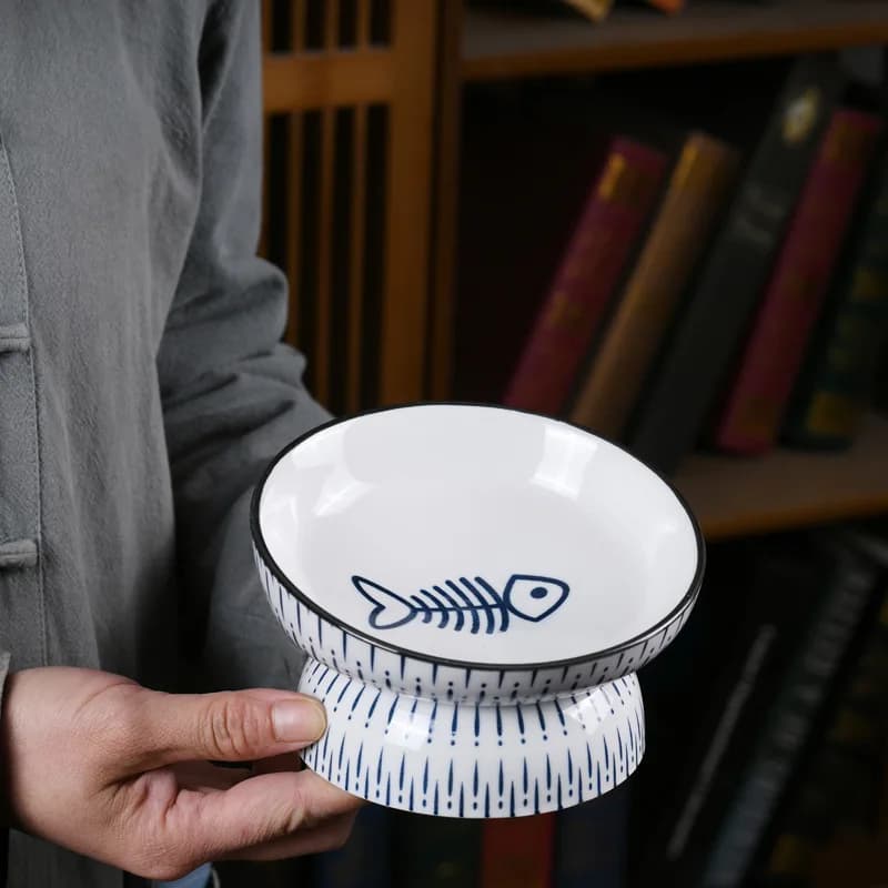 New Japanese Style Blue and White Cat High Footed Ceramic Cat Bowl with High and Anti Black Chin Slanted Mouth Pet Cat Food Bowl
