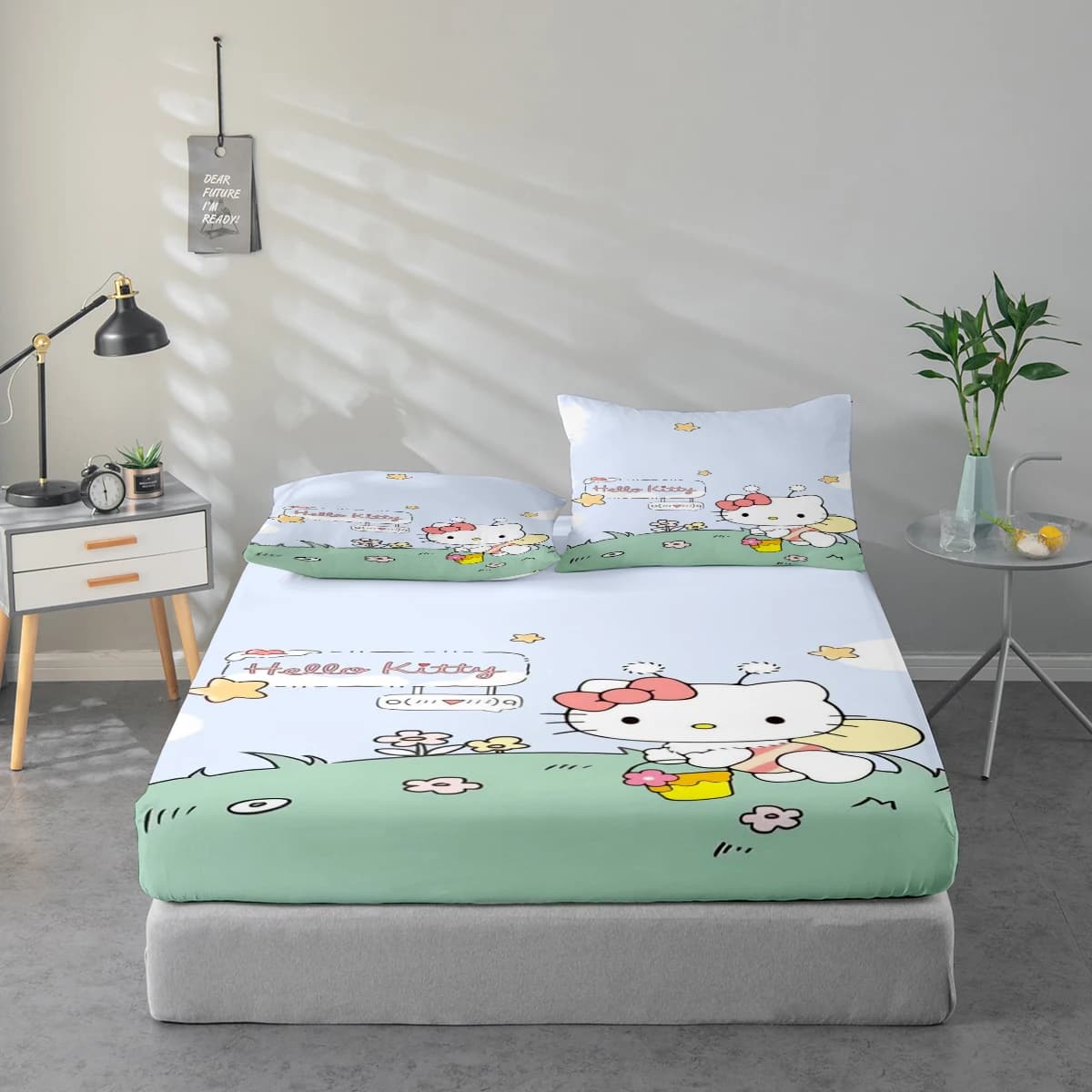 3-Piece High-Definition Digital Print Bed Sheet Set Hello Kitty Patterned Bed Sheet Set, Large Floral Print Bed Sheet Set, Includes 1 Fitted Sheet + 1/2 Pillowcase, Suitable for Bedroom, Guest Room, Home Decoration, Polyester Fiber Fitted Sheet + Pillowcase, Ultra-Soft Bedding, Thick and Ultra-Soft Fabric, Comfortable for All Seasons, Machine Washable