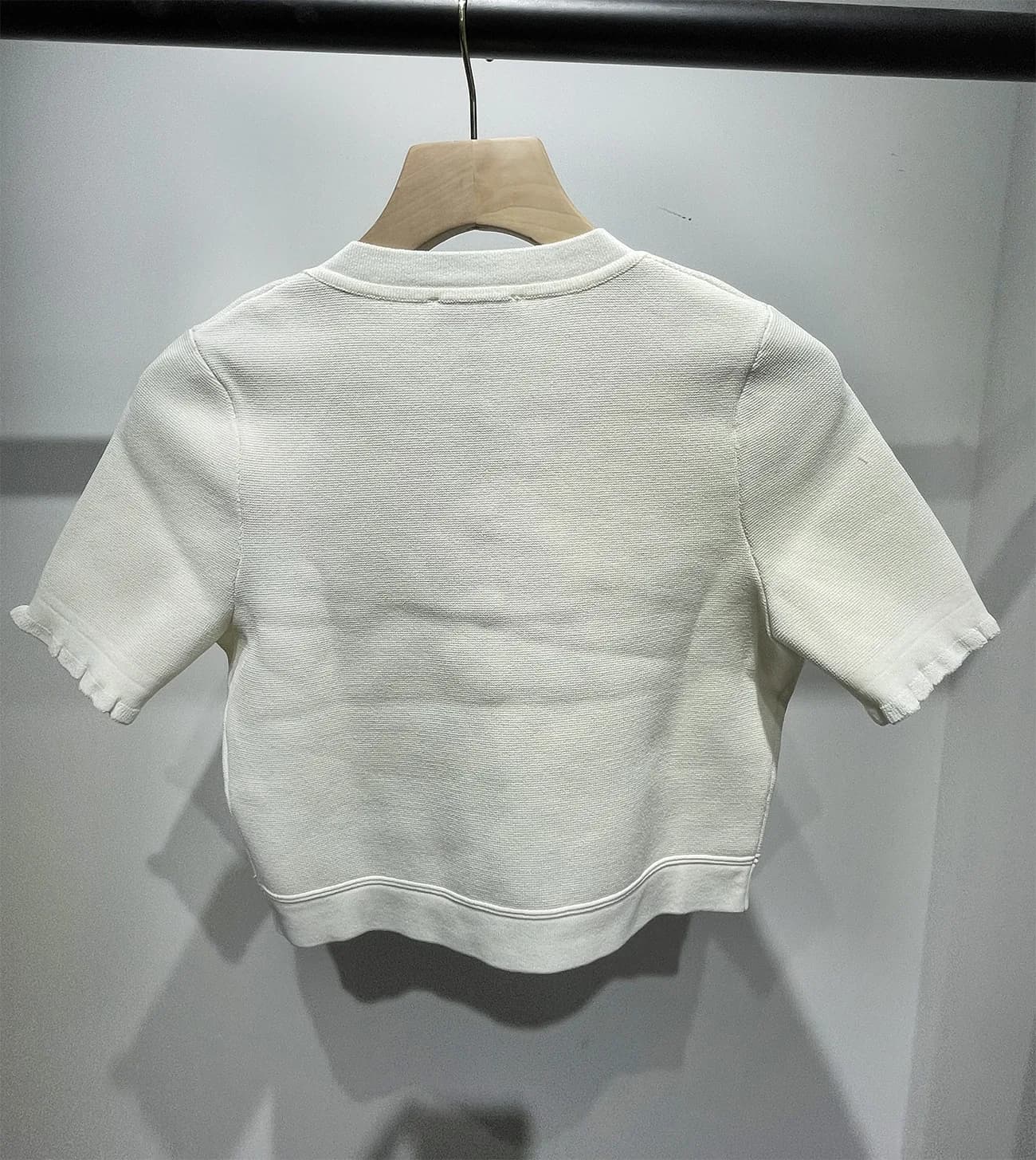 Women's white two-piece suit with short sleeves, round neck knitted top or slim pleated skirt