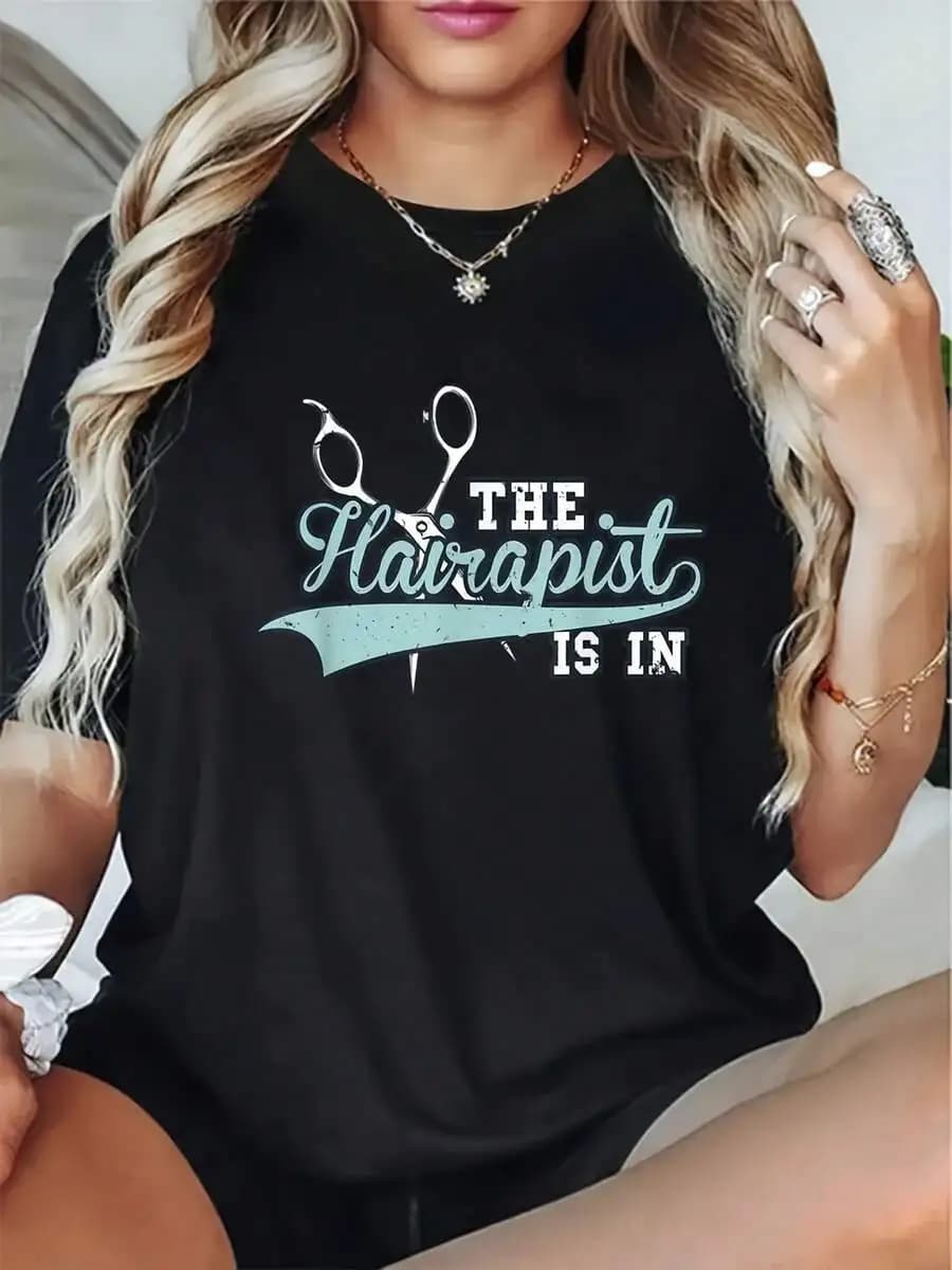 T-shirt grafica da parrucchiere da donna con stampa di forbici e asciugacapelli, maglietta casual a maniche corte con collo rotondo