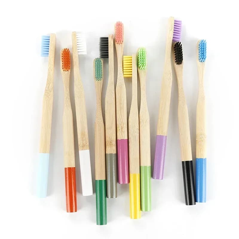 1PC Manico in legno a basso tenore di carbonio Spazzolino da denti Igiene orale Sbiancamento dei denti Spazzolino da denti al carbone di bambù naturale ecologico Setole morbide