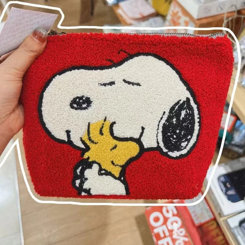 Embroidered makeup bag in plush with Snoopy, Japanese cartoon, pretty, creative, Kawaii, for students, stationery holders, coin purse, gift