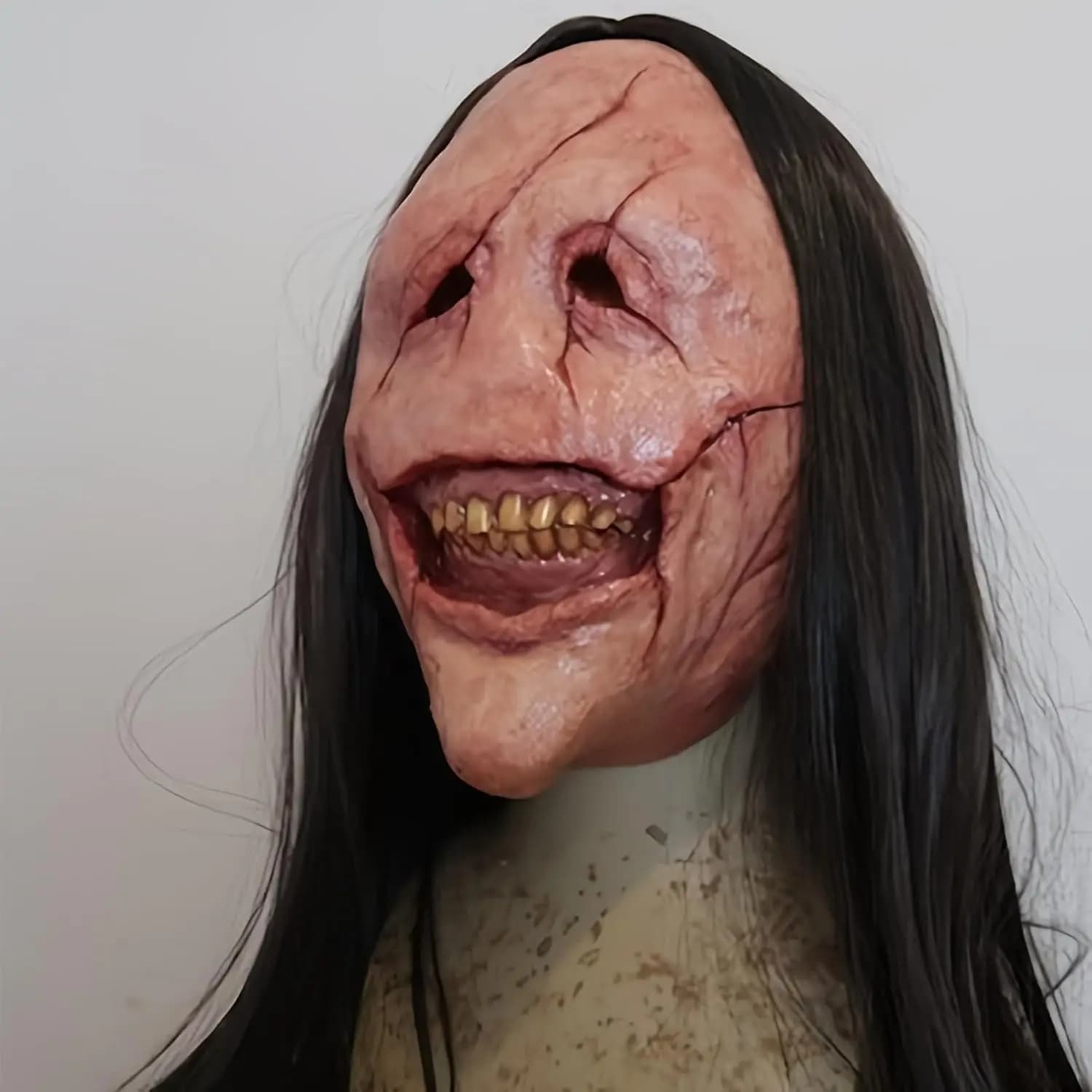 Maschera di Halloween spaventosaCostumi spaventosi Grinoso sorridente Cicatrice rossa Faccia Maschera in lattice da demone con capelli lunghi neri