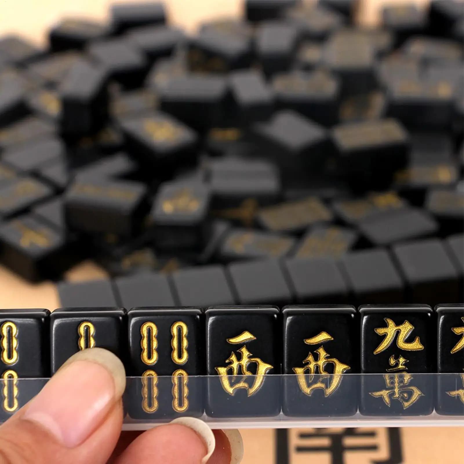 Set Mahjong Portatile Completo da 144 Pezzi con 2 Dadi e 4 Supporti per Giocatori Adulti Principianti, per Casa, Viaggi, Feste e Vacanze