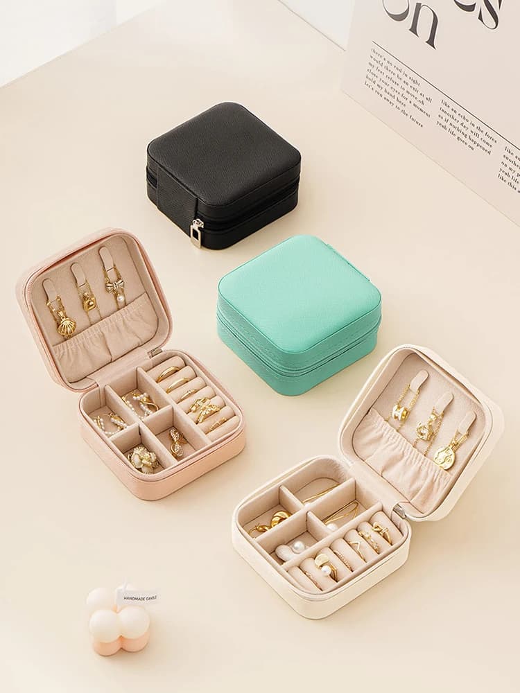 Scatola Portatile da Viaggio per Gioielli, Organizer in Pelle per Anelli, Collane e Orecchini, Dimensioni Compatte, Elegante e Essenziale