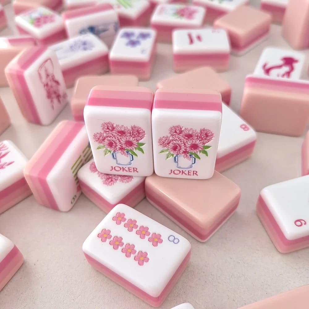 New Trending Hibiscus Powder American Mahjong Set Four Layer Luxury Acrylic Mahjong Game Tiles Engraved Portable Mah Jongg Sets