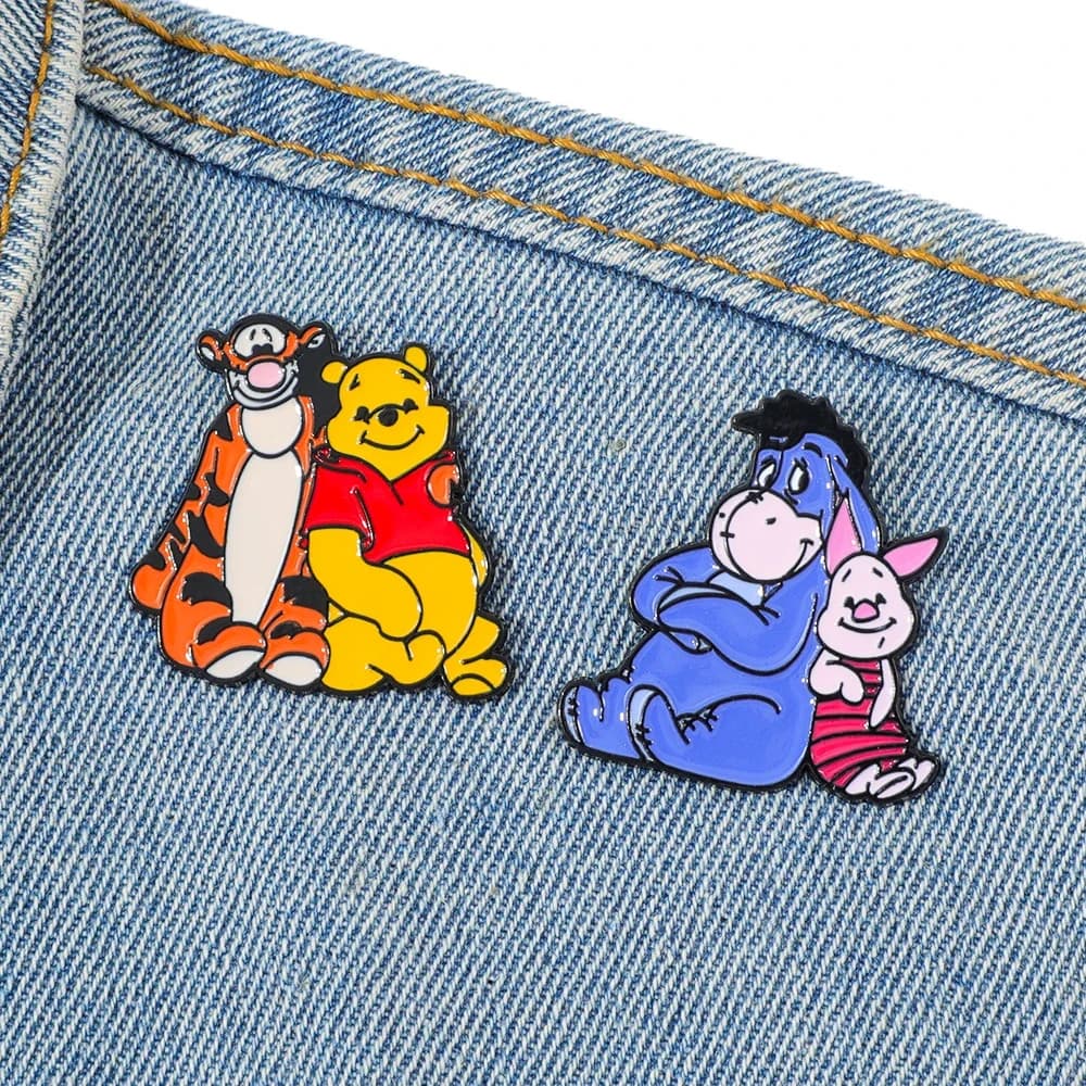 2 Pezzi Spilla Anime Carina in Metallo Smaltato con personaggi Tigger, Pooh ed Eeyore, Design Creativo, Accessorio per Zaino, Abbigliamento e Gioielli, Regalo