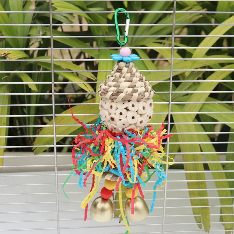 Giocattoli per uccelli, cappelli di paglia, campanelli di carta triturati colorati, spiedini gommosi, risoluzione di puzzle, simpatici giocattoli di pappagallo a forma di bambola