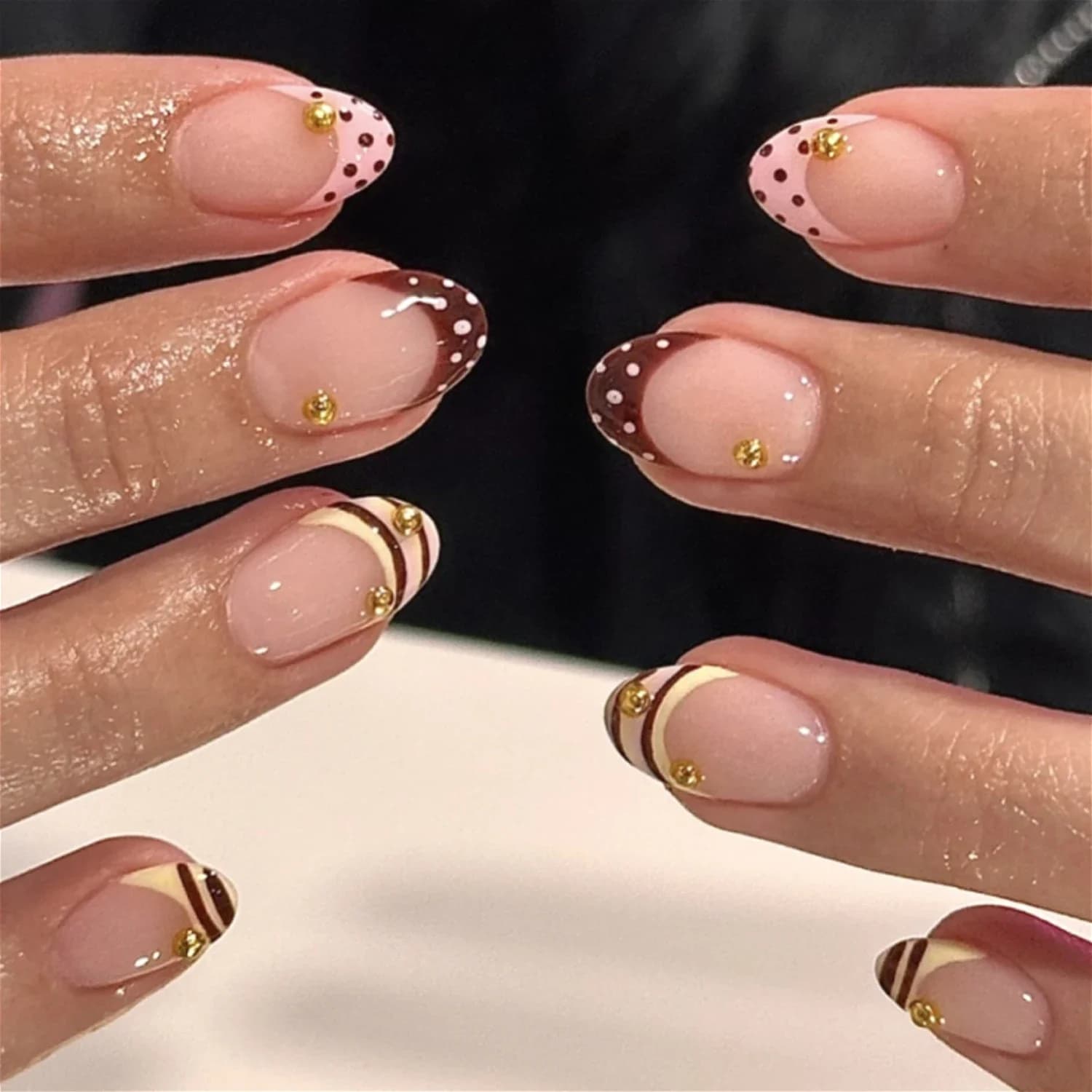 Unghie Finte alla Moda con Perline Metalliche, Pois e Strisce Gialle, Rosa e Marroni, Unghie Francesi Staccabili Pronte all'Uso, Unghie Finte a Pressione