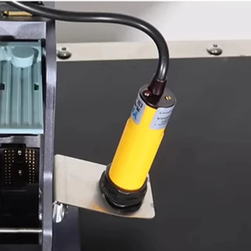 Automatic inkjet printer with barcode conveyor belt, expiry date, QR codes - Continuous encoding machine for cartons/metal/plastic