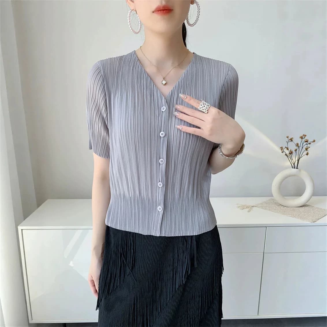 Cardigan Leggero da Donna Miyake Plissettato, Nuovo Design Giapponese 2026, Scollo a V, Maniche Corte, Monopetto