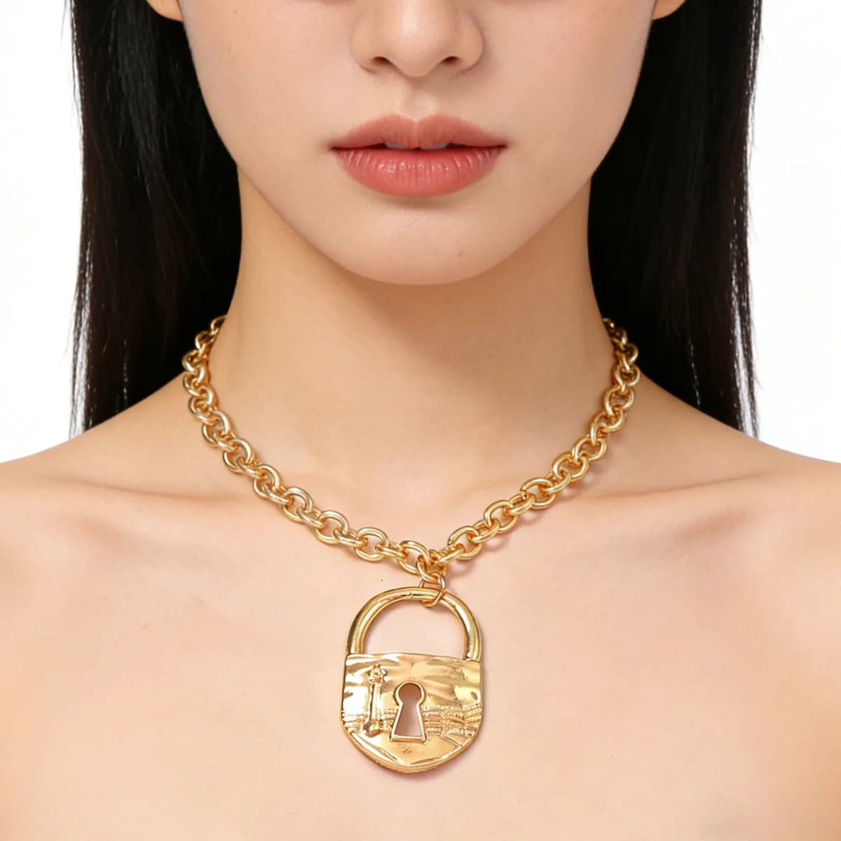 Light luxury retro style fashion lock chain key lock hole pendant simple personality niche design necklace