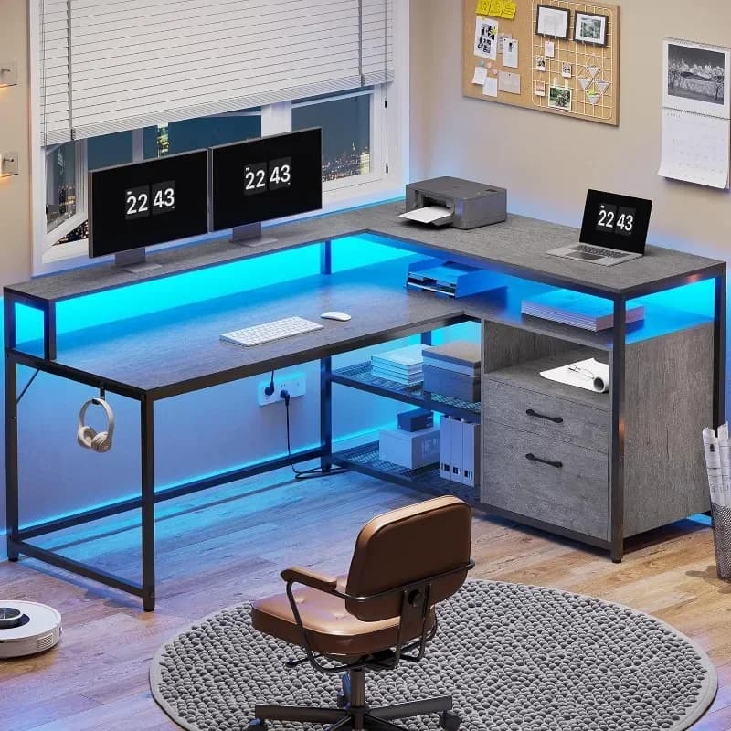 Una scrivania per computer con cassetti, scrivania da ufficio da 55 pollici con cassetto per documenti e ripiani, scrivania da gioco a forma di L con luci a LED e ripiano