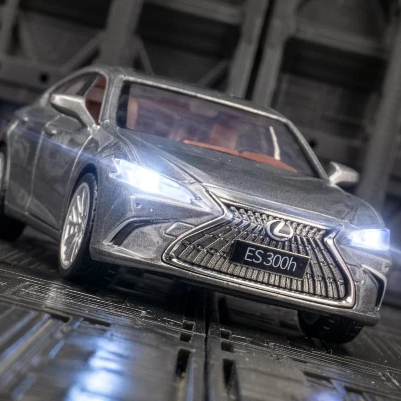Modellino in lega Lexus ES300h in scala 1:35, con porte apribili su entrambi i lati, effetti sonori e luminosi.