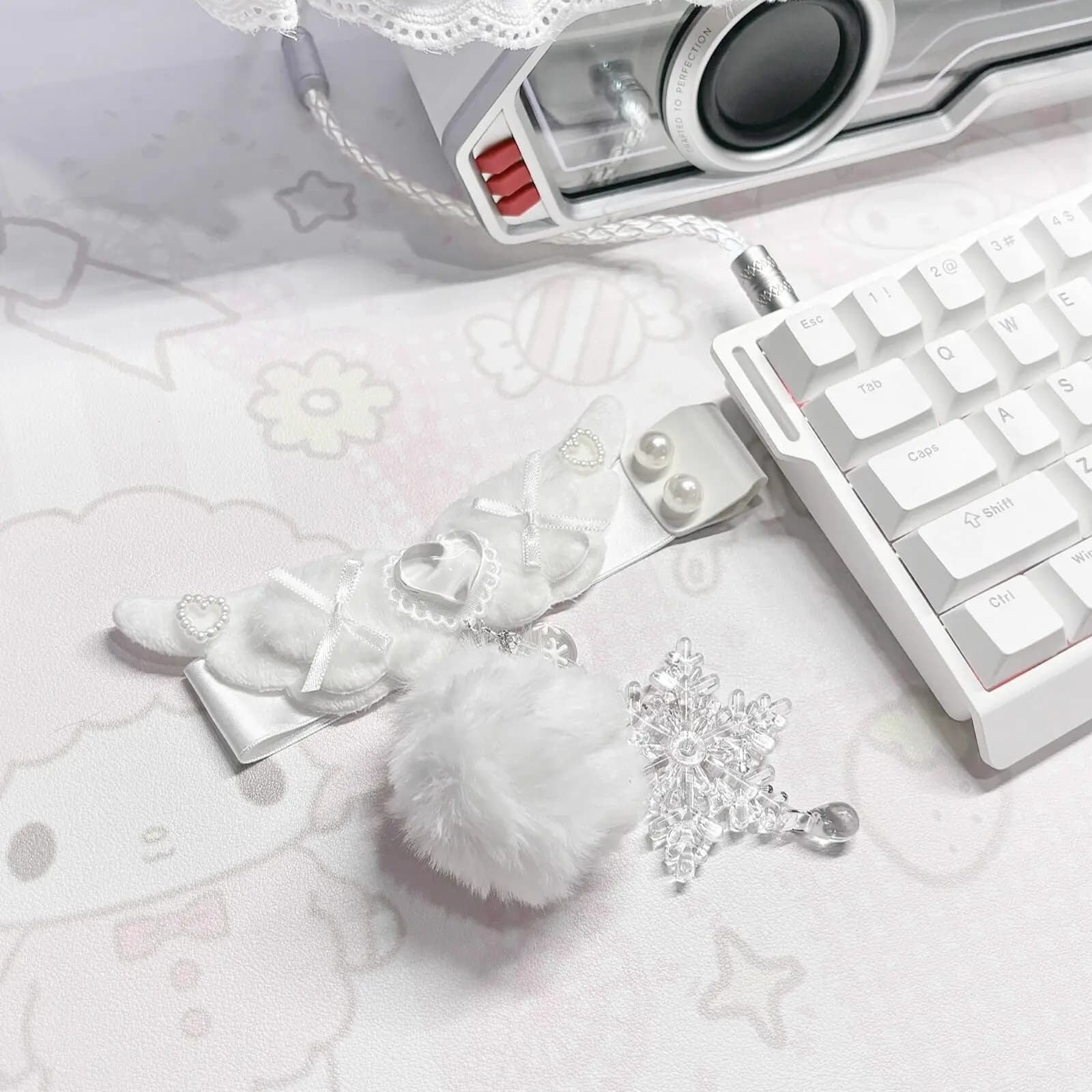 Cinturino per Tastiera a Tema Ali Bianche, Personalizzato, Fatto a Mano, con Fiocchi di Neve e Palline Soffici, per Tastiera Meccanica, Regalo Decorativo