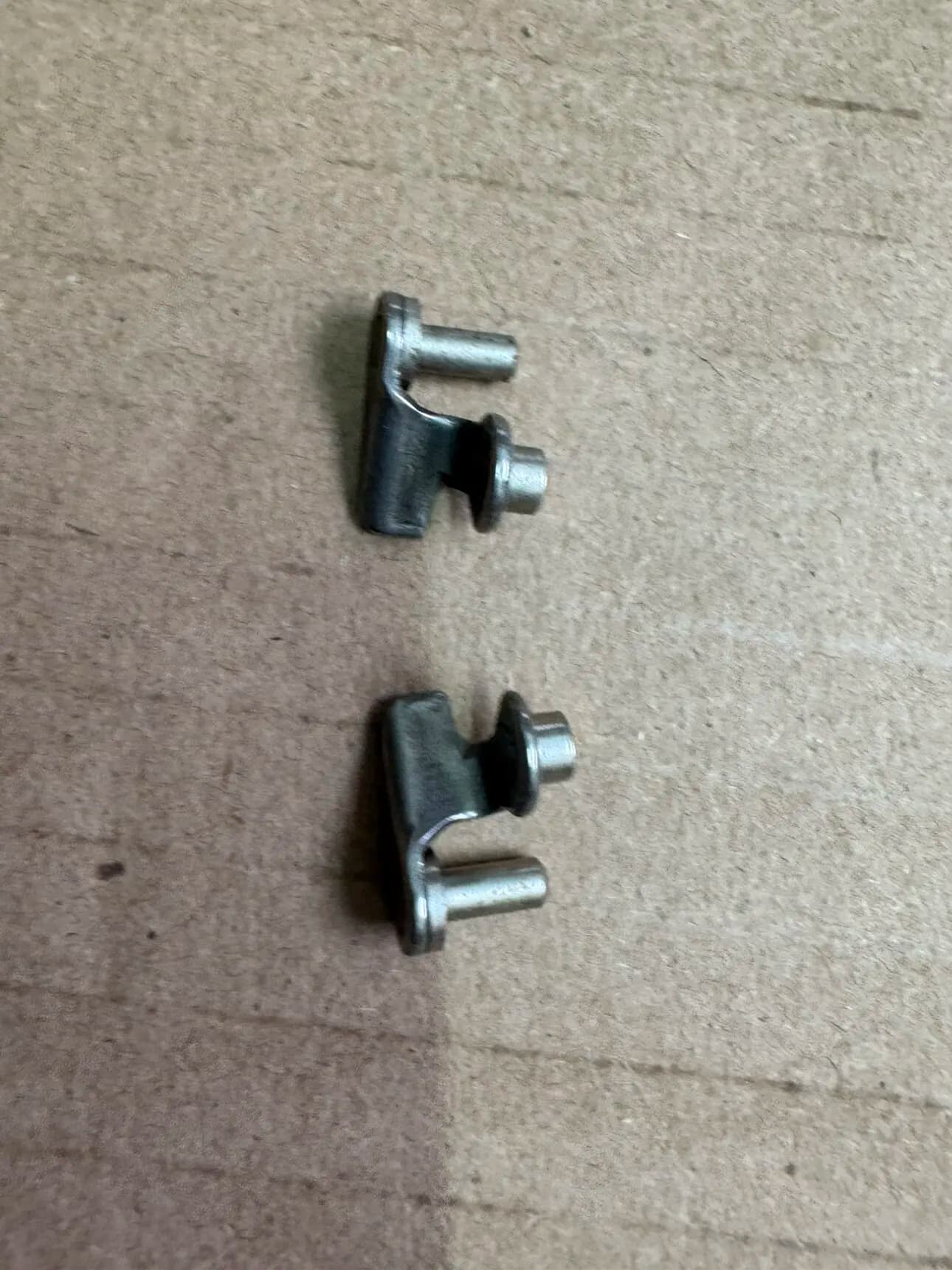 2 accessori per testine di macchine tessili di marca Brother A129-131