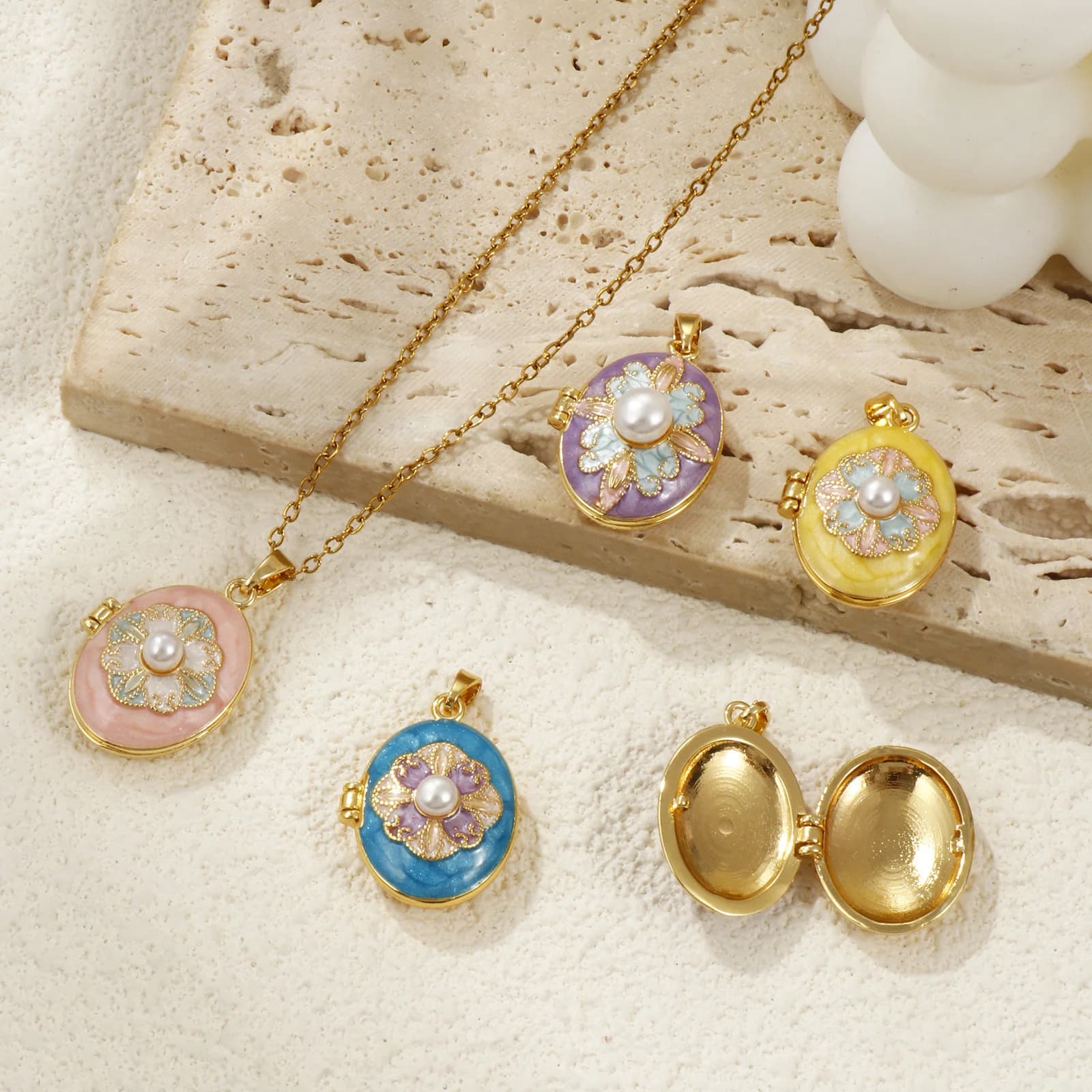 1 Piece Brass & Acrylic Picture Photo Locket Frame Pendants 18K Gold Plated Enamel Oval Flower Can Open Charms For DIY Necklace