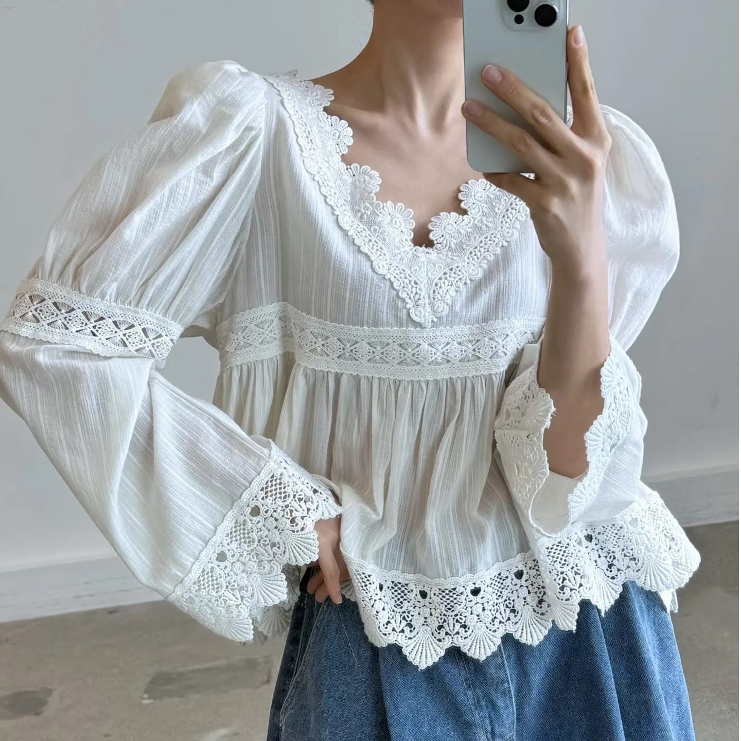 Camicia da donna chic primaverile, modello loose, scollo a V, maniche a sbuffo, con volant, stile coreano, versatile, traspirante, in poliestere.