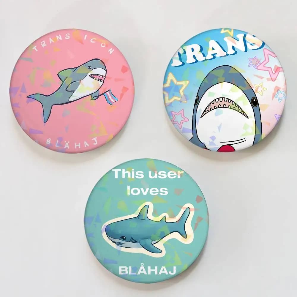Distintivo rotondo con cartone animato Trans Blahaj Shark per accessori da zaino, spille laser, gioielli, regali