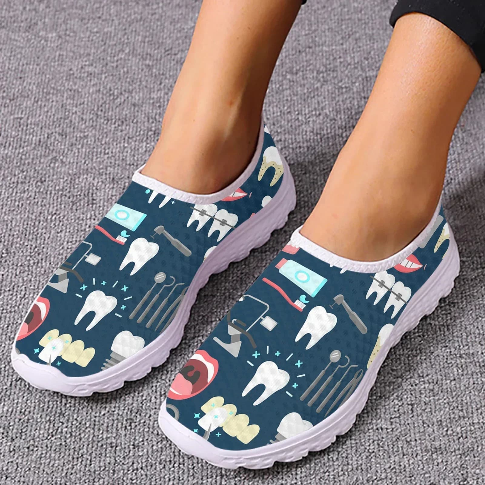 Scarpe da Dentista con Stampa Attrezzatura Dentale, Sneakers Estive in Mesh, Mocassini Leggeri e Traspiranti per Uomo e Donna