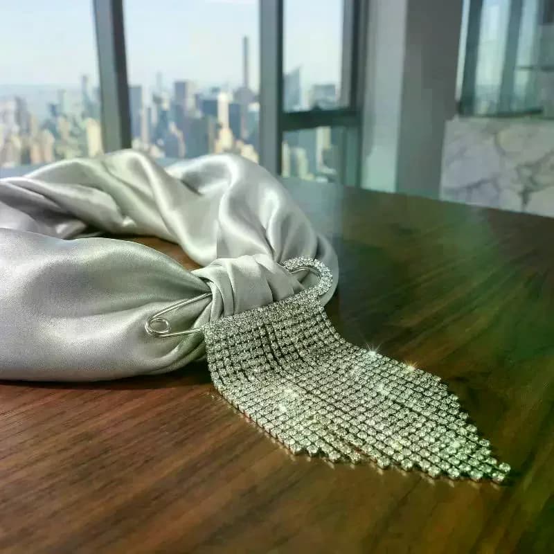 Elegante spilla con strass e nappe per donna, accessorio regalo di lusso per abiti da festa o uso quotidiano