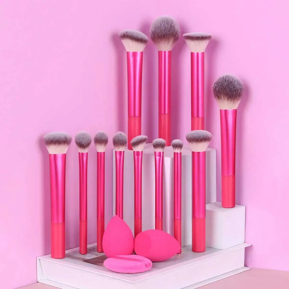 Set of makeup brushes, includes powder brush, faucet brush, highlighter brush, eyelash brush, eyeliner brush, angled brush