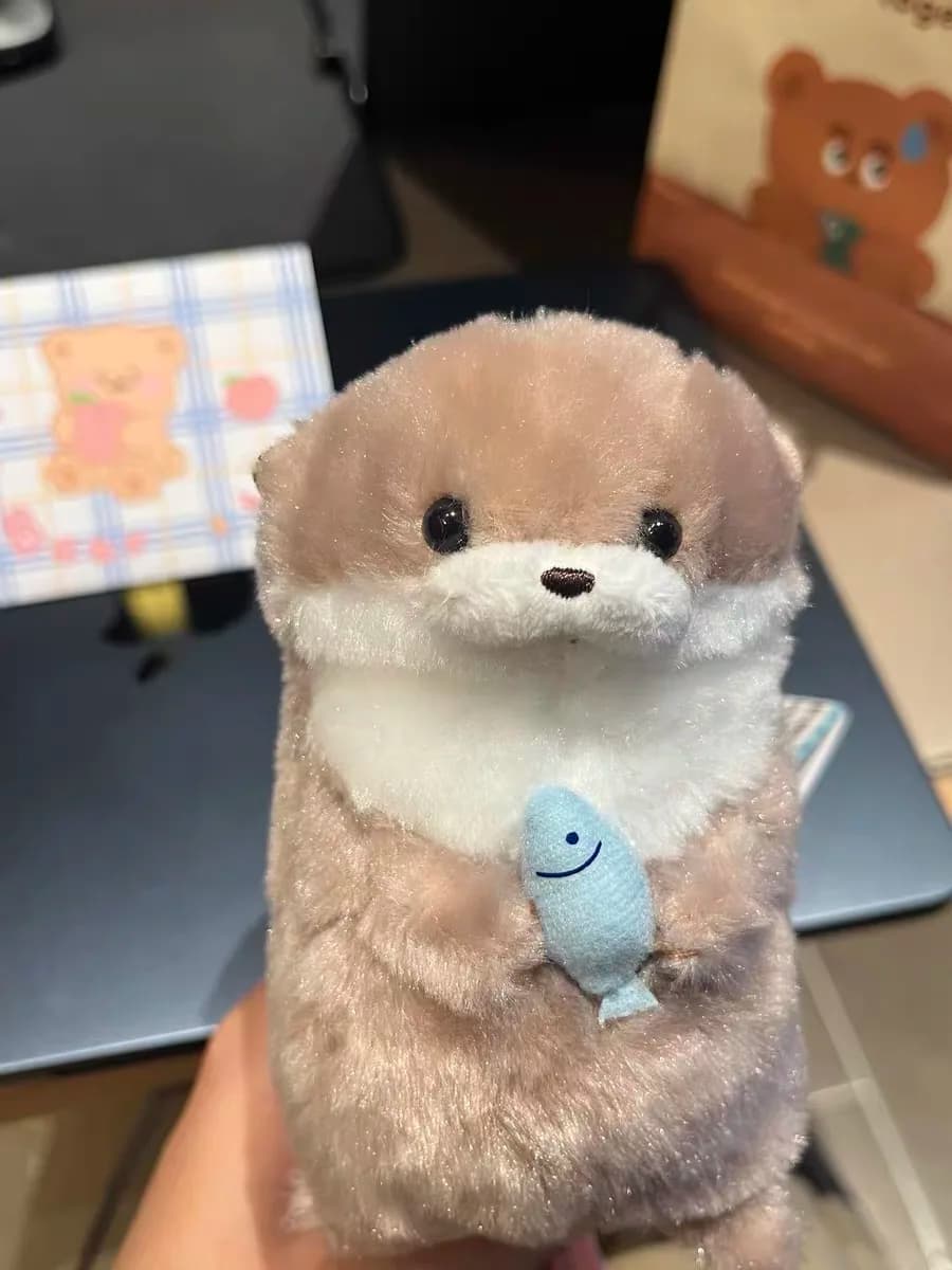 Simpatica piccola lontra abbraccio pesce peluche bambola ciondolo bambola regalo regalo ragazza carina cuore portachiavi ciondolo regalo creativo