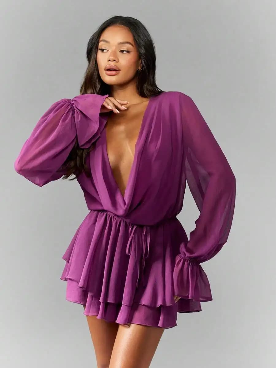 Mini abito in chiffon viola con maniche arricciate e gonna a strati