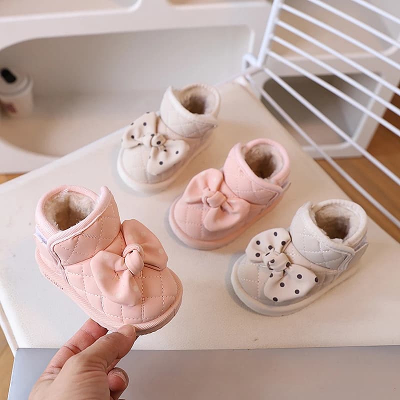 Stivali foderati in pile spesso per neonate con fiocco carino 2025 Nuovi stivali invernali in cotone foderati caldi per bambini Suola morbida Comfort Gioco all'aperto