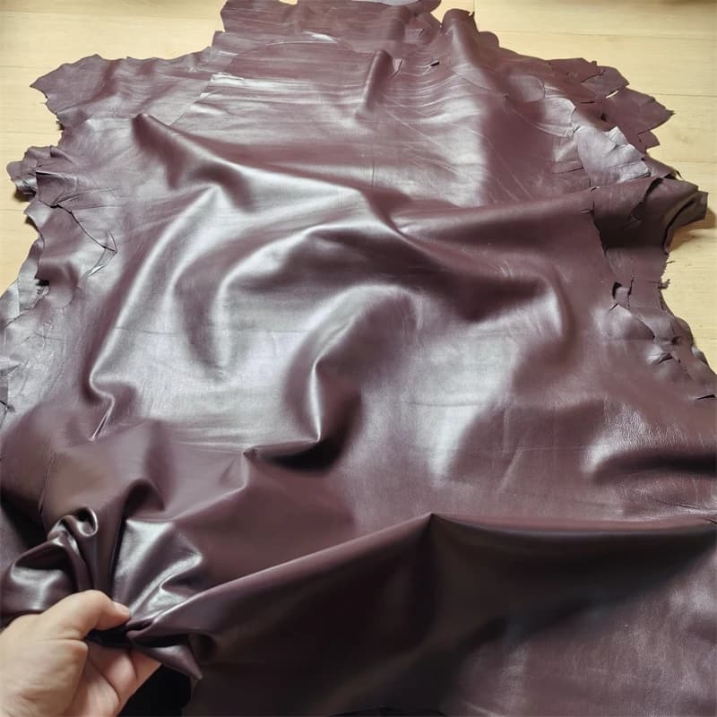 Pelle di pecora marrone viola da 0,5/0,6 mm. Pelle di primo strato. Tessuto in vera pelle. Fai da te fatto a mano per la riparazione del piumino. Tutta la pelle di pecora