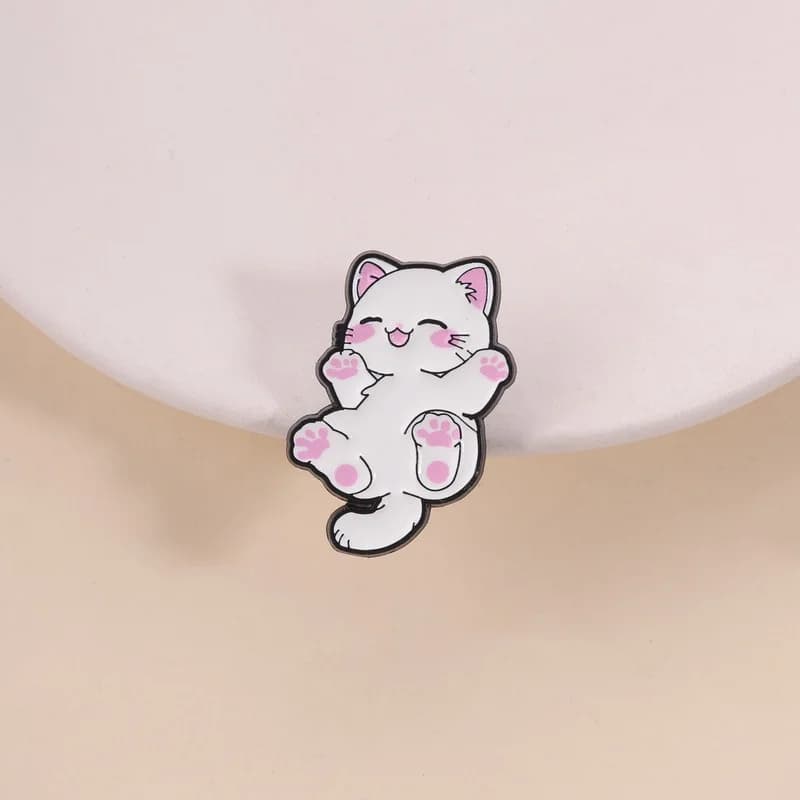1 graziosa spilla a forma di gattino bianco con zampe rosa sdraiato, simpatico distintivo a forma di gatto dei cartoni animati, per zaino da ragazza, decorazione per vestiti, accessori