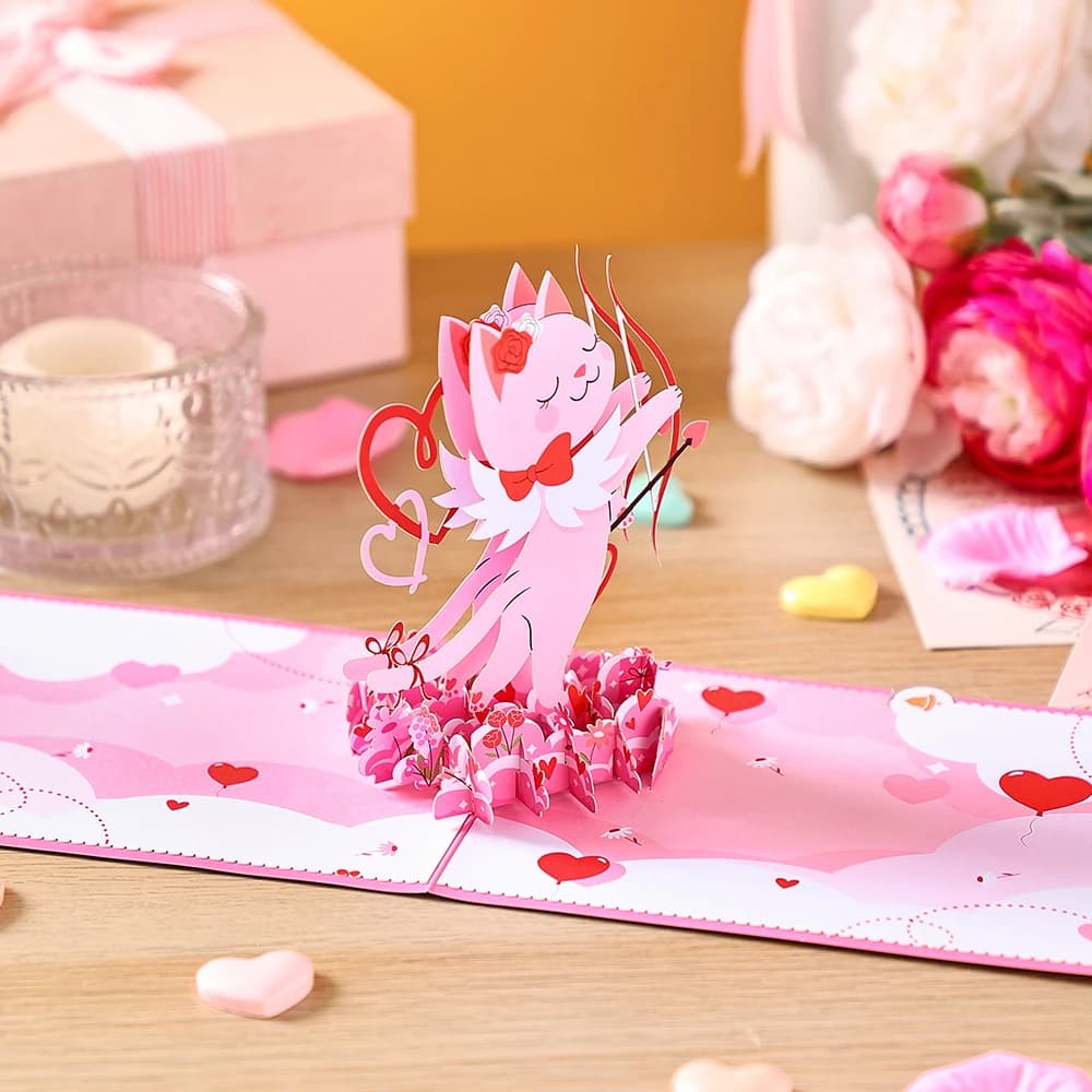 Biglietto d'auguri pop-up a tema Cupido Kitten, design pop-up 3D per San Valentino e anniversario, simpatico gattino e freccia Cupido.