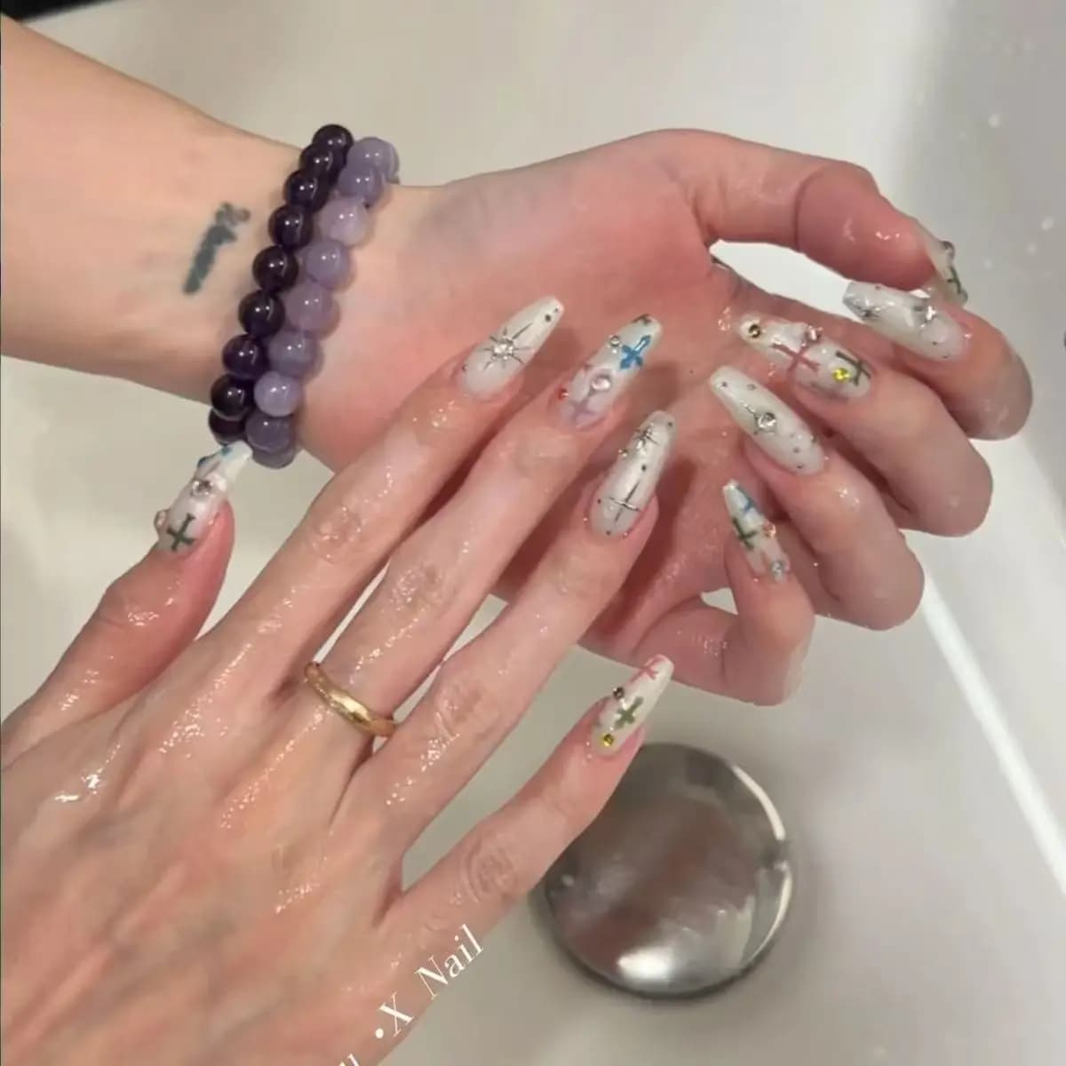 Manicure pura fatta a mano con stampa leopardata, pura terapia della luce dolce e fresca avanzata, manicure Spice Girl dipinta a mano