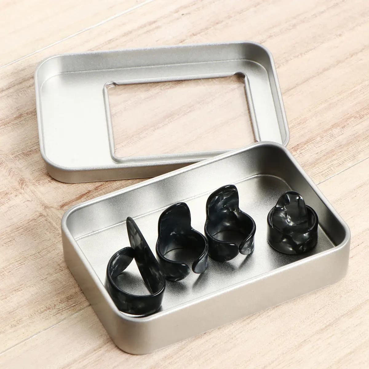 Set di 4 plettri per chitarra in plastica e celluloid per basso, chitarra acustica ed elettrica, colore grigio e nero, con custodia in ferro