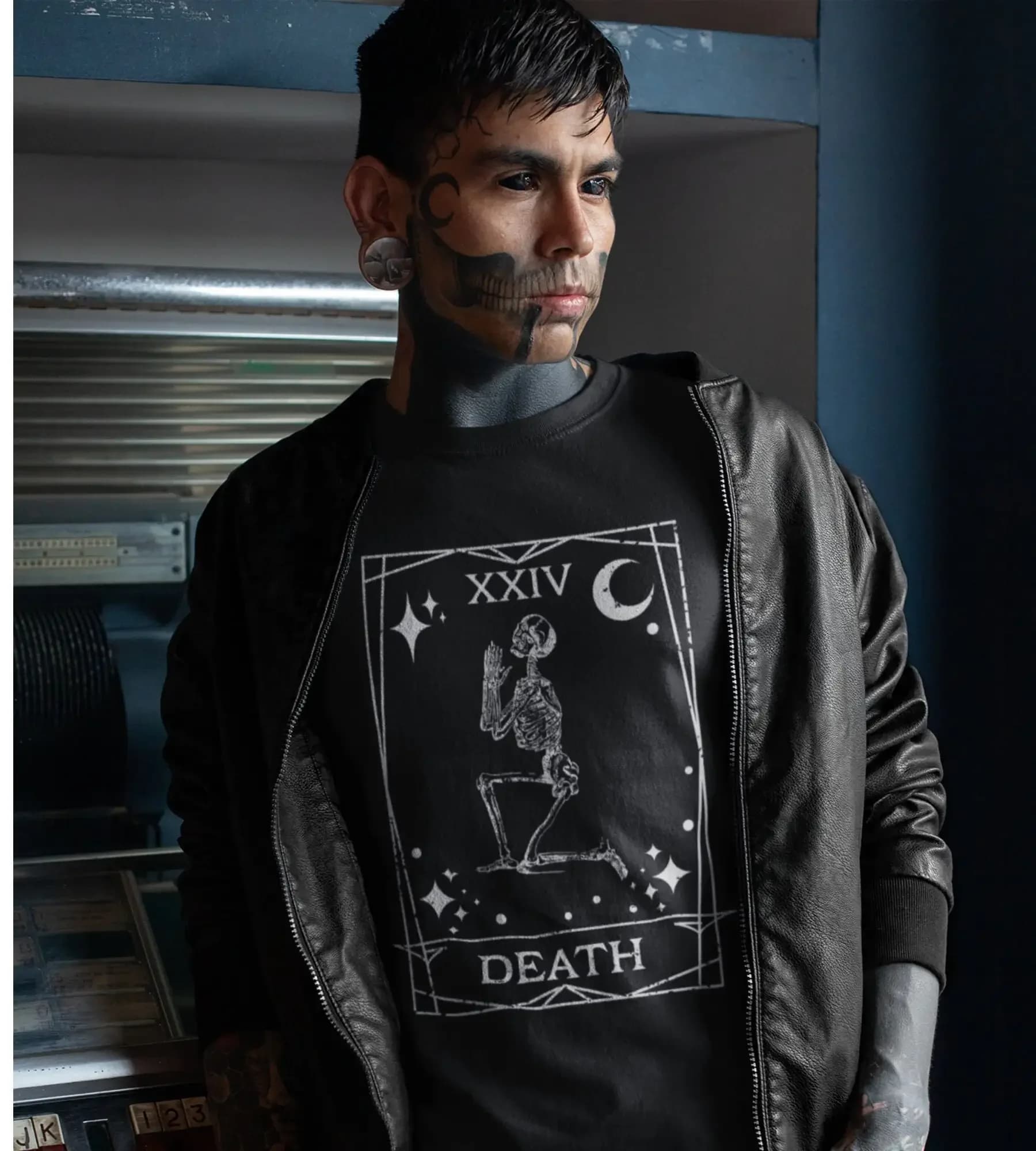 Maglietta con carta dei tarocchi della morte, abbigliamento alternativo con un appeal gotico, vestiti grunge