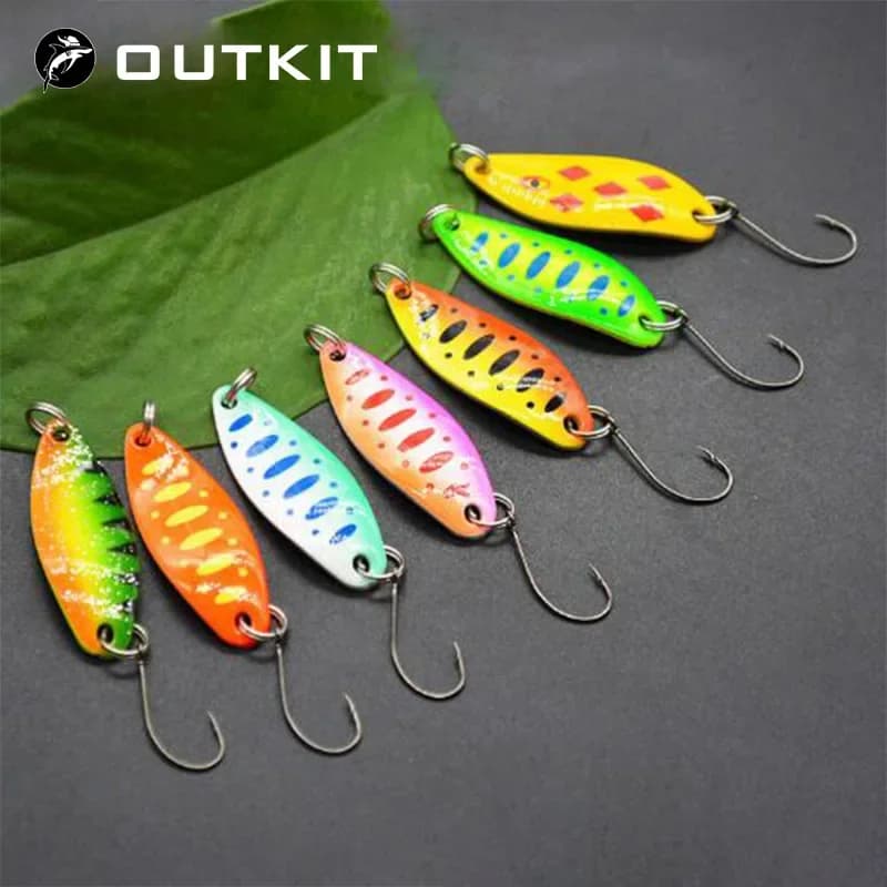 OUTKIT 7 pz Colori Della Miscela 3. cm 3.5g Cucchiaio Da Pesca Richiamo Swim Bait Isca Trota Artificiale Pesca Attrezzatura Da Pesca Leurre Truite Cucchiai