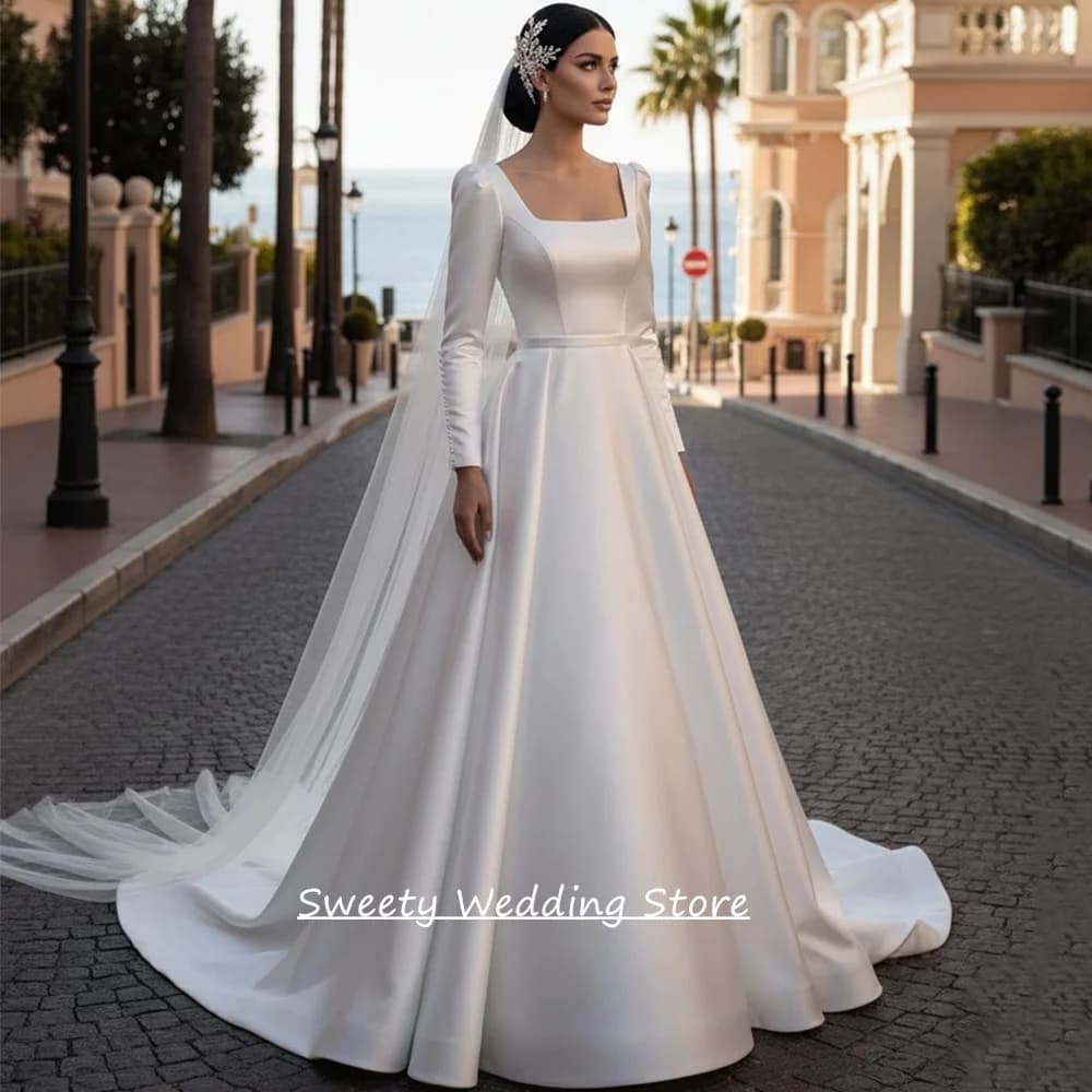 Abito da Sposa Moderno Personalizzato con Scollo Quadrato, Maniche Lunghe, Strascico, in Raso Semplice, Vestito da Sposa con Bottoni sul Retro