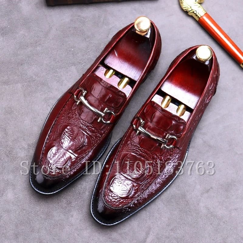 Mocassini da Uomo in Pelle Goffrata Coccodrillo Bordeaux con Fibbia Metallica, Scarpe Eleganti in Vera Pelle Fatte a Mano