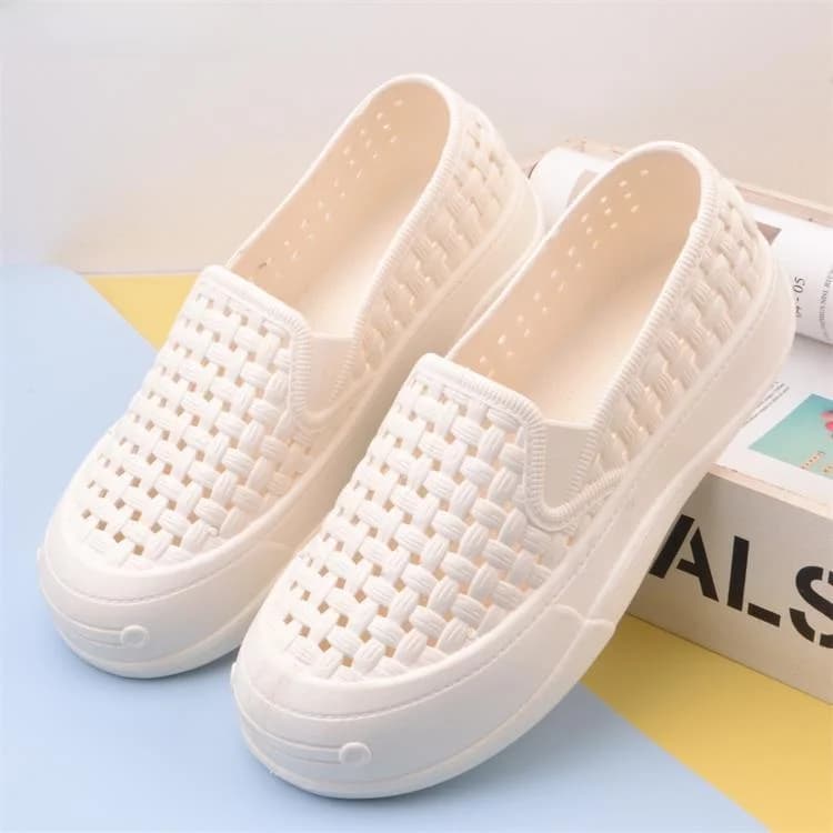 Women's Flat Bottom Plastic Sandals Comfortable Soft Sole Beach Shoes Breathable Anti-Slip Clog Shoes EVA Insole Casual Footwear